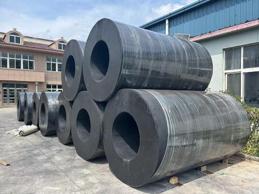 Kekuatan tarik 10-30MPa Fender karet silinder dengan penyerapan energi yang tinggi yang memastikan perlindungan pelabuhan laut dan dampak kapal