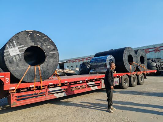 Kekuatan Reaksi 5-3000KN Clindrical Rubber Fender Bumper Dermaga Laut Tahan Korosi untuk Perlindungan Kapal dan Penyerapan Dampak Dermaga