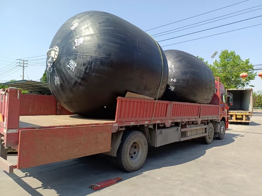 0.5-4.5m Diameter Yokohama Marine Fender Dengan Reaksi Kekuatan Rendah Dan Garansi 2 Tahun