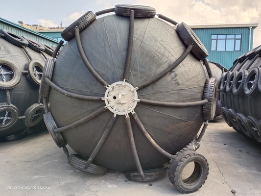 0.5-4.5m Diameter Yokohama Marine Fender Dengan Reaksi Kekuatan Rendah Dan Garansi 2 Tahun