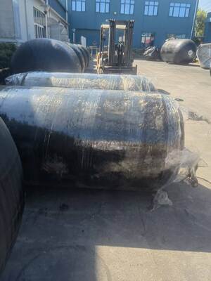 Fender yang diisi dengan busa poliuretan dan busa karet yang dirancang untuk menghindari tabrakan dan meningkatkan perlindungan dampak