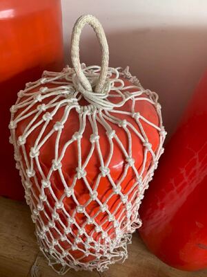 Fender yang diisi dengan busa poliuretan dan busa karet yang dirancang untuk menghindari tabrakan dan meningkatkan perlindungan dampak