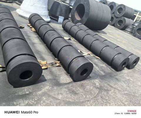 Kekerasan 70-85A Fenders Kapal tarik Kapasitas beban berat Cetakan Dan Extrusion Craft Solusi perlindungan laut yang tahan lama