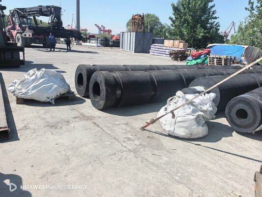 Kekerasan 70-85A Fenders Kapal tarik Kapasitas beban berat Cetakan Dan Extrusion Craft Solusi perlindungan laut yang tahan lama