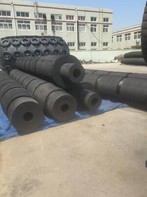Kekerasan 70-85A Fenders Kapal tarik Kapasitas beban berat Cetakan Dan Extrusion Craft Solusi perlindungan laut yang tahan lama