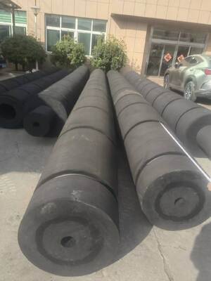 Kekerasan 70-85A Fenders Kapal tarik Kapasitas beban berat Cetakan Dan Extrusion Craft Solusi perlindungan laut yang tahan lama