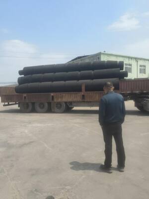 Kekerasan 70-85A Fenders Kapal tarik Kapasitas beban berat Cetakan Dan Extrusion Craft Solusi perlindungan laut yang tahan lama