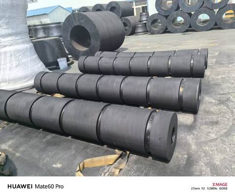 Kekerasan 70-85A Fenders Kapal tarik Kapasitas beban berat Cetakan Dan Extrusion Craft Solusi perlindungan laut yang tahan lama