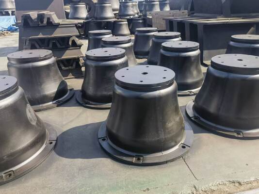 CCS Certified Cone Rubber Fender SGS Disetujui Peralatan Perlindungan Pelabuhan Laut tahan lama untuk aplikasi berlabuh dan berlabuh kapal