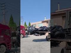 Yokohama Fender dimuat ke dalam kontainer